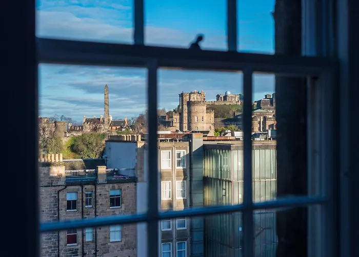 Quiet, Central 2 Bedroom Royal Mile Gem